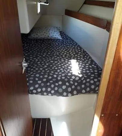 Bateau A Quai St Raphael, 4 Couchages , Voilier Etap 28i 船屋